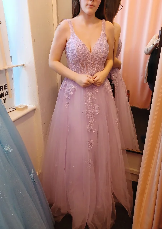 A-line V Neck Sleeveless Long/Floor-Length Tulle Corset Prom Dress With Appliqued Lace outfit